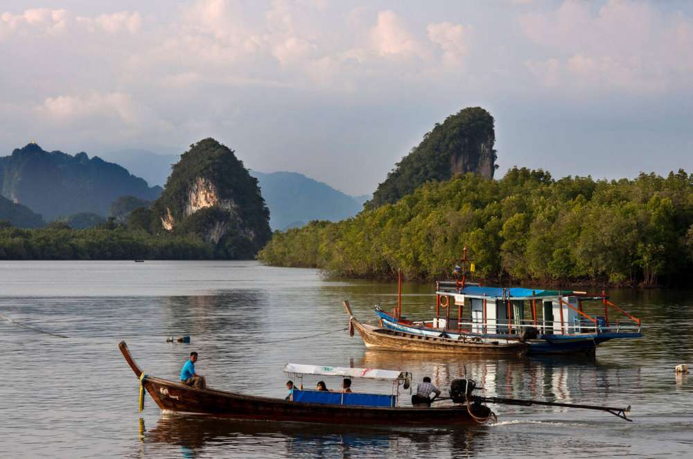Un bateau de personnes amarré près de Khao Khanap Nam
